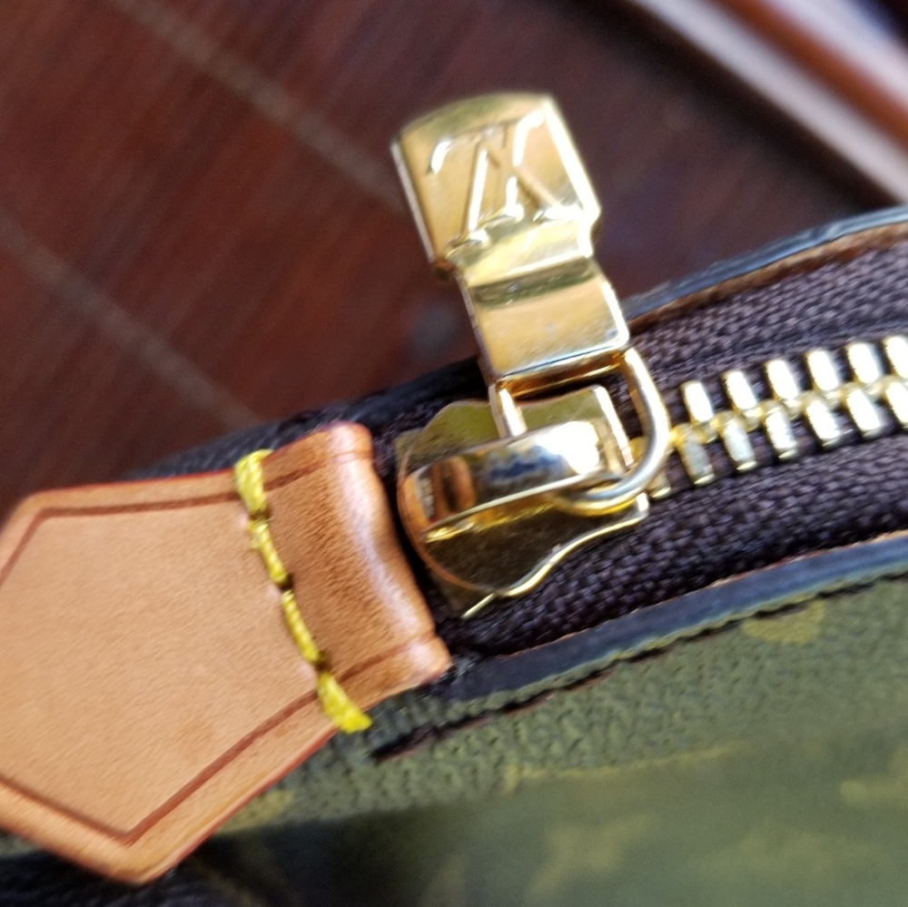 LEATHER MAKE UP BAG BY LOUIS VUITTON - Picture 4 of 6